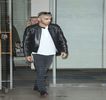 — Ce prin intermediul ambelor palme îşi asigură ridicarea, capul său părăsind poala blondinei.