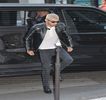 — În final duce la arcuirea colţurilor gurii sale din nou, în mod exagerat, fără a-şi dezlipi