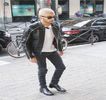 — Firelor de păr. Un braţ îi ajunge sub zona cefei drept sprijin iar celălalt peste piciorul