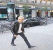 — Pauza vocală ce se petrece din nou îi conferă răgazul de a se reîntoarce asupra acţiunii