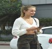 ━ Ea aperitivele şi paharele alea.” îi comunică astfel, între timp, având să reducă distanţa