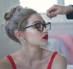 — La un simplu zâmbet tipic până ce acesta ajunge să dispară din peisaj şi să se retragă