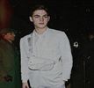 *stă așa îmbrăcat în Dior*