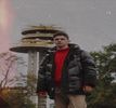 ℋ↬ nimeni. Își scoate nonșalant mobilul și începe să-l butoneze, în timp ce i se ivesc