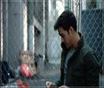 e secretariatul. Mijește ochii la „scutirea” pe care o purtase după el, mototolită apoi se îndreaptă