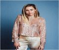 ╰❁;.  Se apleacă spre el și, aflându-se acum față în față, decide să recurgă la o acțiune ce l-ar