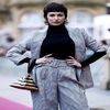 ―  Se aflau de mai bine de o oră într-un singur magazin, Ursula fiind acum într-una dintre