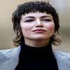 ―  foarte adânc. Îi plăcea enorm această rochie, dar își dorea să afle și părerea soțului