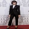 ―  pe acesta de gulerul tricoului și îl trage cu ea în cabina de probă, care era extrem de