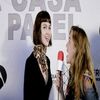 ― Își duce degetul arătător în dreptul buzelor, făcându-i semn acestuia să facă liniște