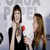 ― mâinile printre șuvițele de păr ondulate ale acestuia, trăgându-l scurt de ele și gemând