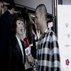 ― a corpului ei reacționa în urma acestor atingeri. Palmele fierbinți ale Nadiei coboară