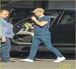 Își mută apoi privirea către Reyna, rânjind. "Însă prințesa de lângă noi are să îți spună mai