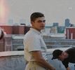ℋ↬ așadar își parcurge drumul într-o notă desfătată, flierând aleatoriu în văzduhul ce-și