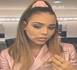Voia să își aprindă altă țigară, însă este întreruptă din nou de sunetul telefonului când primește
