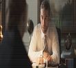 Acesta părăsește casa pentru a ajunge la filmări, comandând un Uber. Așteaptă câteva minute,