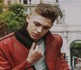 ❡ℋ❧.; nesatisfăcătoare asupra propriei persoane, se sustrage în sfârșit din camera sa de