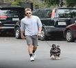 "Oamenii ăștia zici că sunt scoși direct din spitalul de nebuni!" se așează pe canapea,