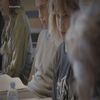 ― Se întoarce către Eve și îi trimite pupici în aer, revenind apoi cu fața către Denver, Amelie