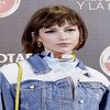 ―  Se îndepărtează de cei doi și se apropie de Amelie, luând-o în brațe și vorbind în