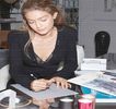 — 　Înainte ca brunetul să producă acele mici săruturi afectuoase la nivelul propriului chip,