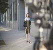 — 　Să reducă distanţa până în dreptul mesei, loc în care înaintase şi el, clipă în care, bate de