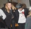 — 　Să câştig postul ăla.” Prinde cu ajutorul danturii o altă gură din acea felie gustos preparată,