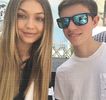 — 　Urmând ca apoi să se reîntoarcă în dreptul mesei. Orpită deci lângă Zayn, poziţionează
