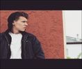 ― ❝gură.Îmi pun mâinile pe umerii ei privind-o cum aproape stă să leşine şi o scutur puţin