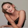; Deci Klaus n-o să mai fie supărat că am împrumutat-o? (Mă uit la ea cu un zâmbet +
