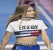 —  Imediat după plecarea iubitului său, rămasă de una singură în apartament, încuie uşa