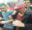 — 　În broasca uşii, întorcând-o. Imediat după deschiderea uşii şi sustragerea micului