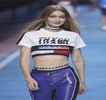 —  Să renunţe, instinctiv, se apropie de noptiera din dreptul patului. Deşi era conştientă de