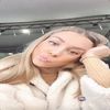 ; (Aud mișcare în spatele meu și mă întorc instinctiv pe călcâie, trezindu-mă față în față +