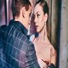 ; (Mă ridic de pe scaunul meu și mă apropii de urechea lui, pentru a mă asigura că nimeni +