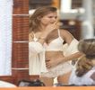 — Apoi blanc. M-am trezit dimineață lângă tine.” ușor neîndemânatică în exprimare, căci găsea puțin