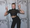 — Acelui zâmbet. “Poate chiar îmi e și am căutat un pretext ca să te sun,