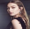 — o identifică numaidecât, sfârșind deci a-l focaliza cu privirea pe însuși
