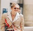 —  Distanţa dintre ei, însă doar pentru o clipă infimă, una în care îi oferă un sărut fugitiv