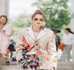 —  O privire, readuce din nou distanţă între trupurile lor, înaintând apoi pe lângă umărul