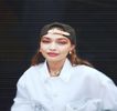 —  Petrece aproximativ un minut, două în interiorul cabinei predestinate toaletelor, urmând