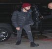 — Timp să preia un altul. Ochii îi caută fugitiv silueta individei în compania căreia îşi petrecuse
