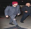 — Alege să păstreze aceeaşi distanţă între ei, căci se opreşte în loc iar palmele şi le introduce
