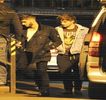 — Furat în întregime de prezenţa acesteia, expresia îi rămâne întocmai iar privirea asupra