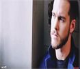 §´¨ɴ̲̃ᴏ̲̃ᴛ̲̃ʜ̲̃ɪ̲̃ɴ̲̃ɢ̲̃ ･ƨǝɿɒqmoɔ.; în dispoziția de morocănos. Își mută privirea de la Rey, care