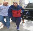 — Că în cel mai scurt timp se aflau deja în dreptul intrării în bloc, zonă în care se şi opriseră,