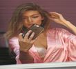—  Chiar îndrăznind a-i prinde delicat braţul printr-o simplă atingere, obligându-l parcă să o