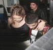 — Concentrată asupra blondei, dar, în clipa în care-şi retrage sticla şi se ocupă totodată