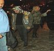 — Legănându-şi capul. „Nu am fost căsătorit şi nici nu plănuiesc s-o fac prea curând, Gigi.”