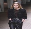 —  Nu e niciodată prea târziu să îndrepţi lucrurile.” în încercarea de a-i ridica moralul, dar şi